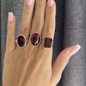 Nowość. pierścionek z okrągłym granatem r.19 w super cenie