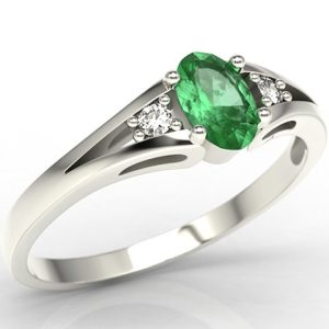 Pierścionek z białego złota JP-22B ze szmaragdem i diamentami 0,04 ct.