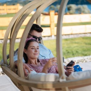 Fotel wiszący ze stojakiem O-Zone Premier Swing Pod, beżowy, drewno świerkowe FSC