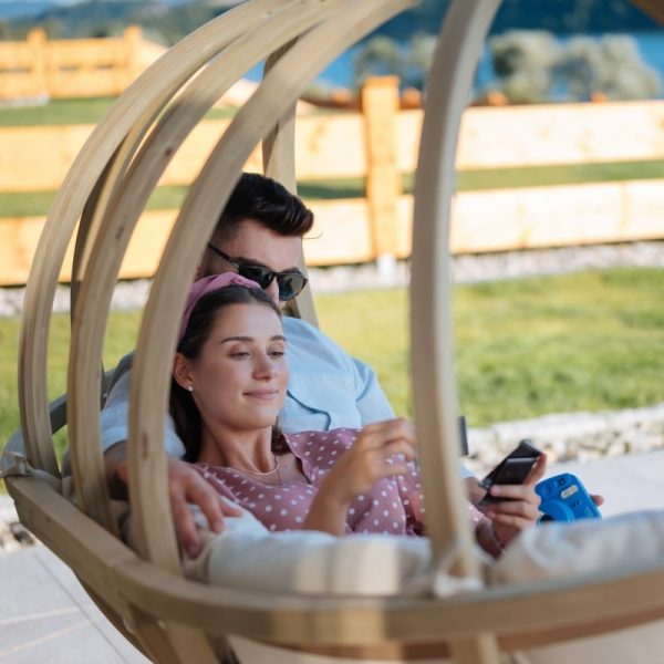 Fotel wiszący ze stojakiem O-Zone Premier Swing Pod, beżowy, drewno świerkowe FSC