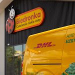 Biedronka i DHL eCommerce Polska zacieśniają współpracę – automaty paczkowe DHL BOX 24/7 są już dostępne przy ponad 1500 sklepach Biedronka w całej Polsce