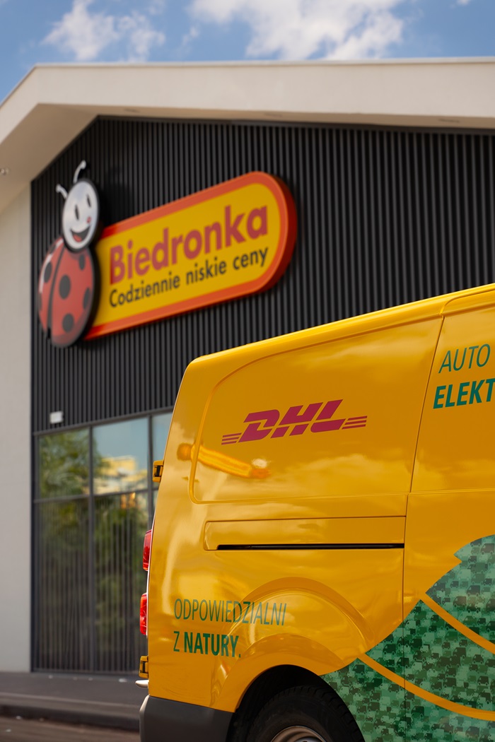 Biedronka i DHL eCommerce Polska zacieśniają współpracę – automaty paczkowe DHL BOX 24/7 są już dostępne przy ponad 1500 sklepach Biedronka w całej Polsce