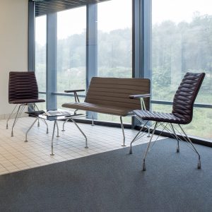 Sofa dwu osobowa Mody z podłokietnikami