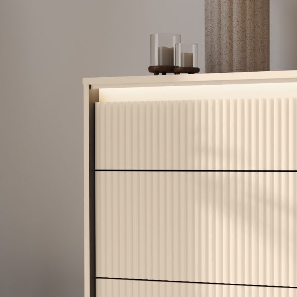 Komoda z szufladami Trend 130 cm, z oświetleniem LED, beż piaskowy/czarna, ryflowana
