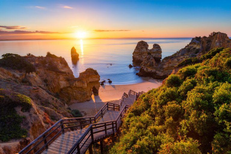 Algarve – 300 dni słońca i tanie loty z Polski