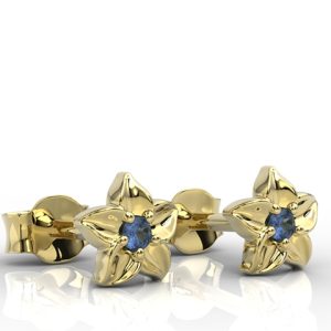 Kolczyki w formie kwiatu z żółtego złota z szafirem BPK-15Z