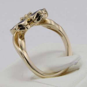 Pierścionek z żółtego złota z diamentem i szafirami AP-55Z