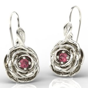 Kolczyki w kształcie róży z białego złota z rubinami i diamentami APK-95B