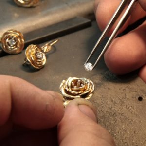 Pierścionek z białego złota w kształcie róży z rubinem i diamentami AP-95B