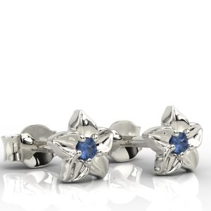 Kolczyki w formie kwiatu z białego złota z szafirem BPK-15B