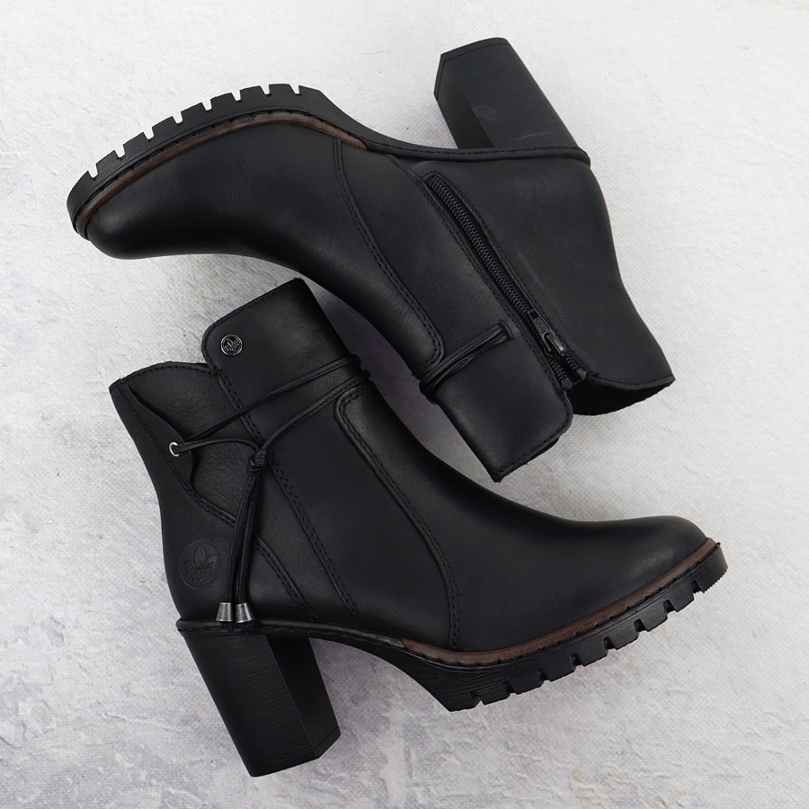 Skórzane botki na słupku czarne Rieker Y2567-00