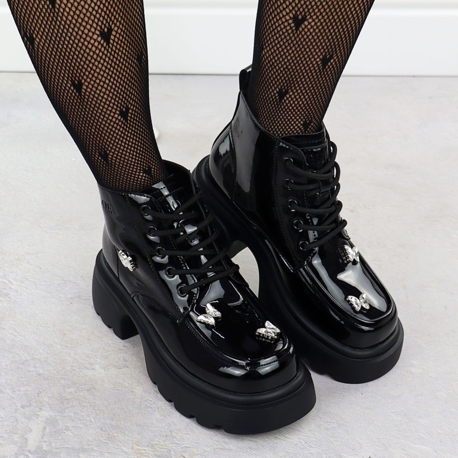 Skórzane botki damskie lakierowane workery z motylami czarne Goe SS2N4102