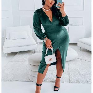 Welurowa sukienka maxi PLUS SIZE z rozcięciem - CEDIRRA - butelkowa zieleń