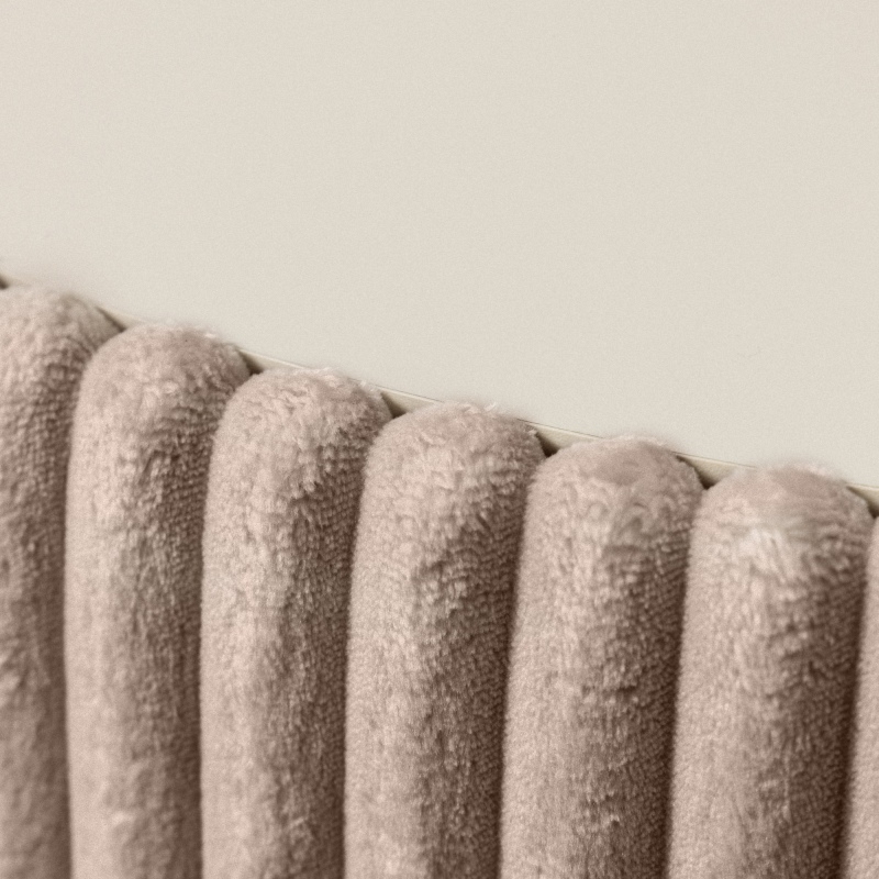 Stolik kawowy Mio Round ciemnobeżowy, Piasek Pustyni, sztruks, obłe kształty