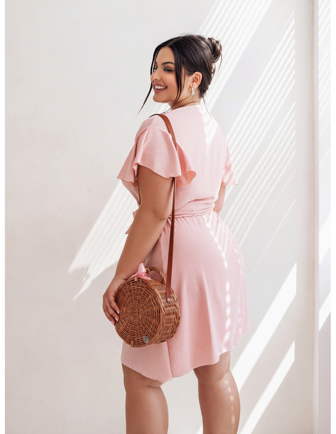 WP sukienka z kopertowym dekoltem plus size - pudrowy róż