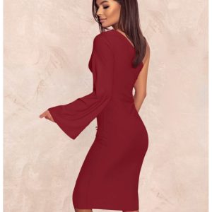 Dopasowana sukienka na jedno ramię EZALI - bordowa