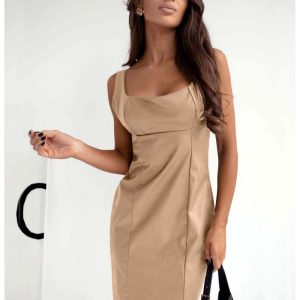 Dopasowana sukienka midi z ekoskóry TESSA - beżowa