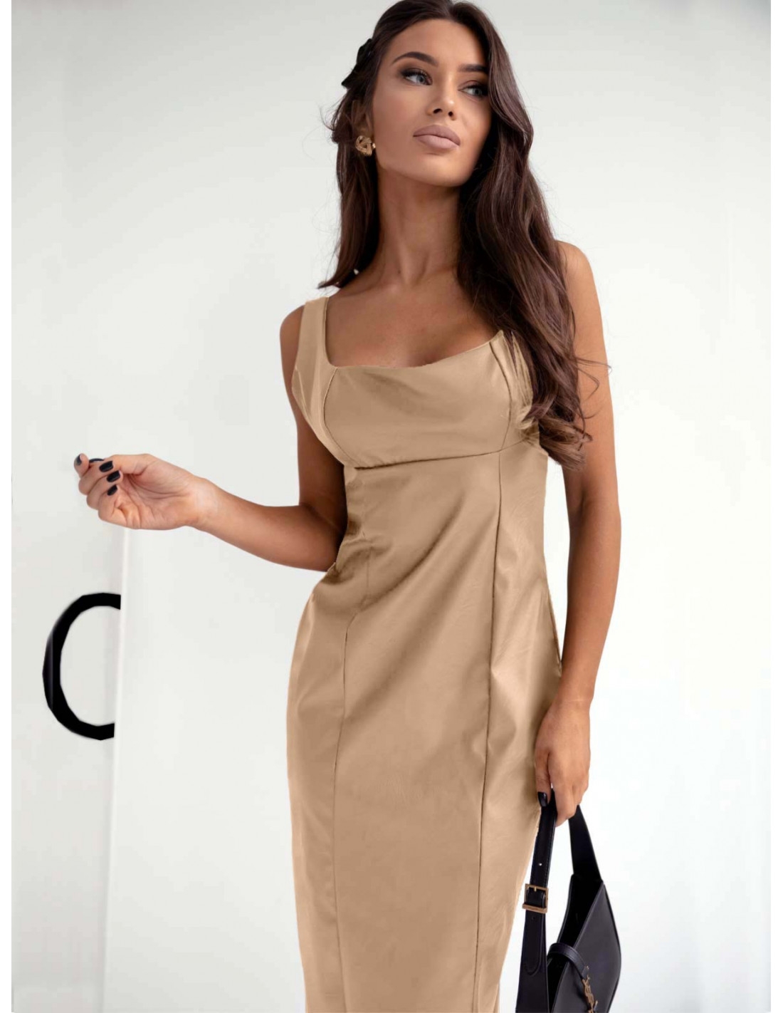 Dopasowana sukienka midi z ekoskóry TESSA - beżowa