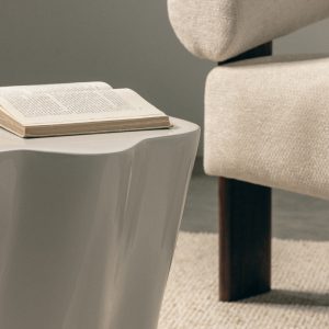 Stolik boczny Bow 49 cm, szarobeżowy, glossy, obłe kształty