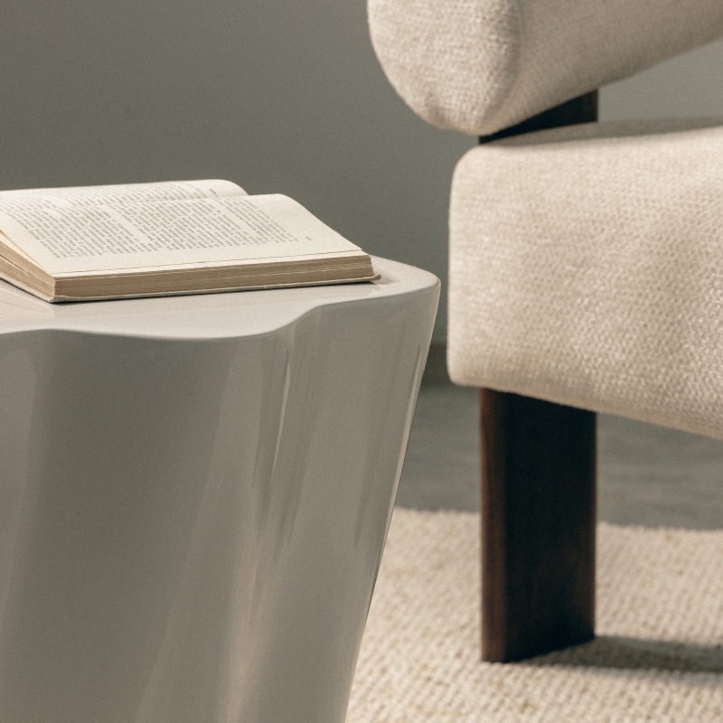 Stolik boczny Bow 49 cm, szarobeżowy, glossy, obłe kształty