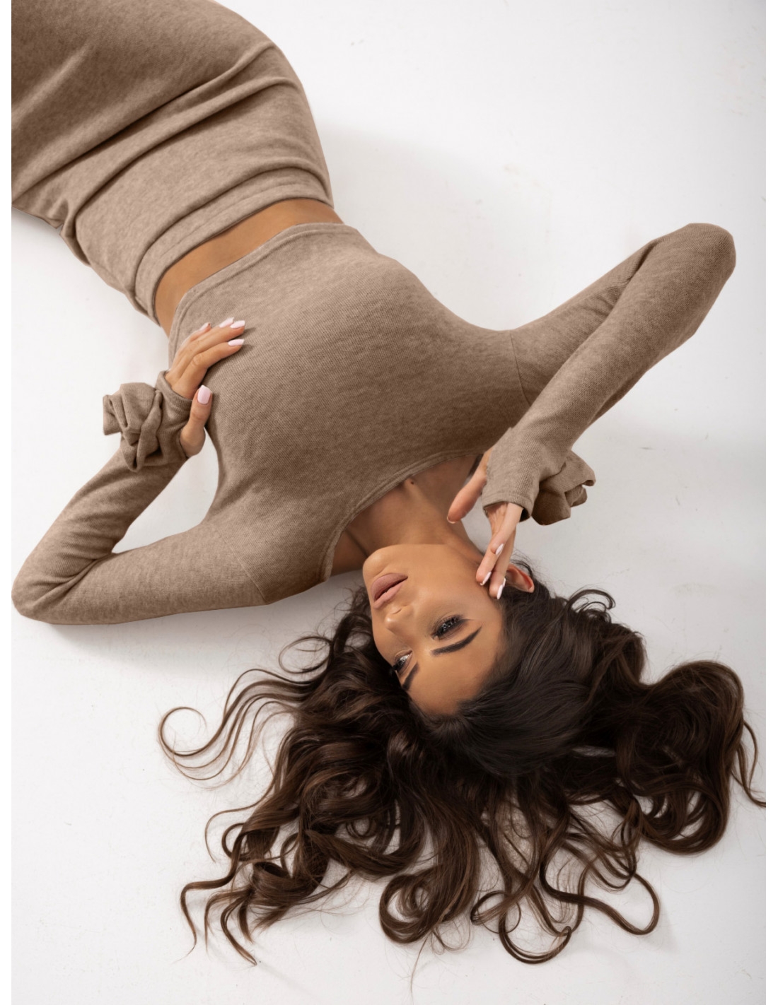 Stylowy komplet dzianinowy ze spódnicą ZAFIRE - cappuccino