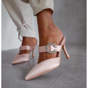 Stylowe klapki na obcasie z ozdobną klamrą - pudrowy róż