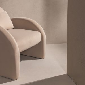 Fotel wypoczynkowy Rainbow jasnobeżowy, welurowy, zaokrąglony