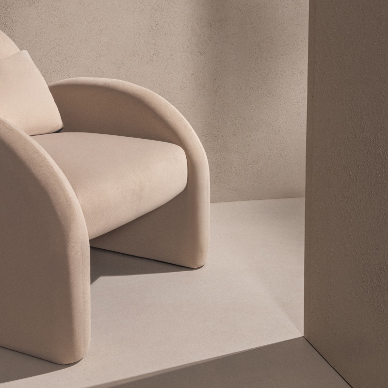 Fotel wypoczynkowy Rainbow jasnobeżowy, welurowy, zaokrąglony