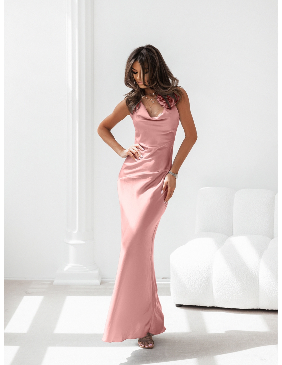 Satynowa dopasowana sukienka maxi AMRA - brudny róż