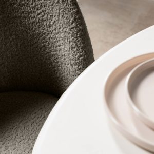 Krzesło tapicerowane Lilu ciemnobrązowe, boucle, drewniane nóżki