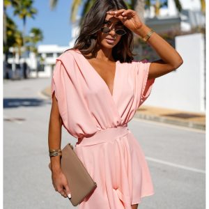 Krótki kombinezon z przekładanym dekoltem OLLI - pudrowy róż