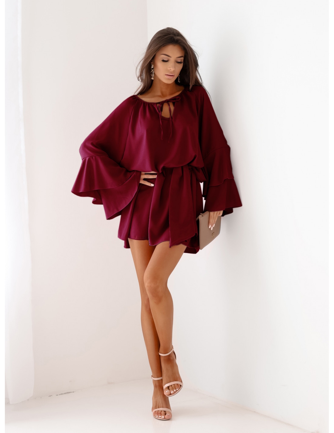 Sukienka oversize z falbanami na rękawach ZUMA - bordowa