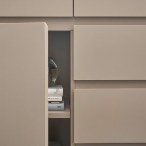 Komoda z szufladami i drzwiami beżowoszara / drewno akacjowe mat 150 cm Cavo