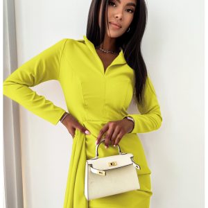 Elegancka sukienka z marszczeniem z boku SAVRIA - limonkowa