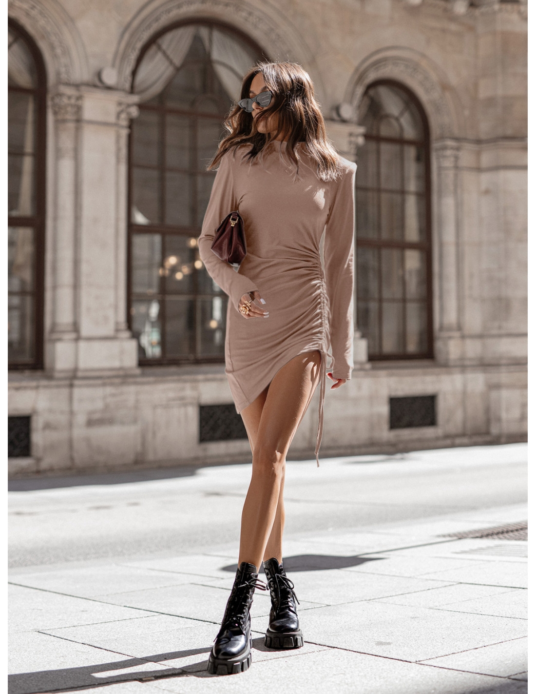 Wiskozowa sukienka mini z marszczeniem RAFINA - cappuccino