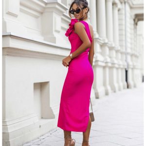 Sukienka midi na jedno ramię z różami JESS - fuksjowa