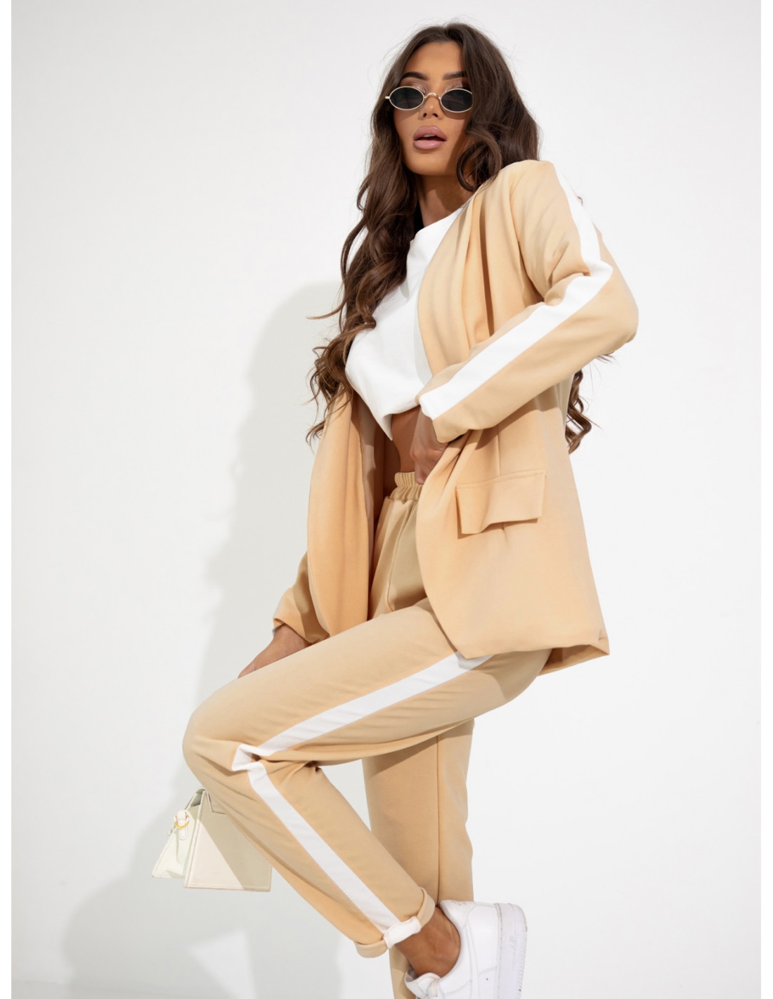 Modny garnitur z lampasami HATTIE - beżowy