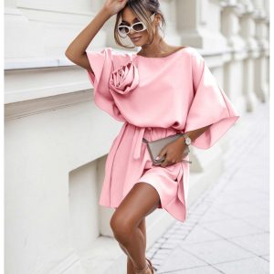 Kobieca sukienka nietoperz z różą BRIA - pudrowy róż