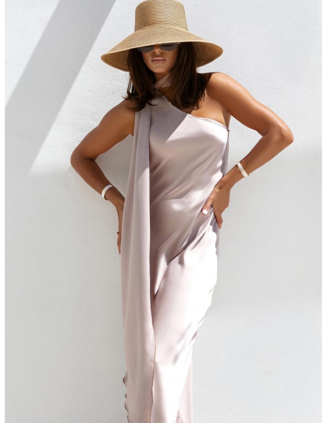 Satynowa sukienka maxi na jedno ramię SULTA - beżowa