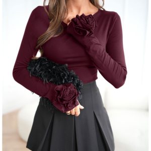 Wiskozowa bluzka z różą na rękawie ELIJA - bordowa