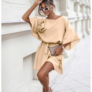 Kobieca sukienka nietoperz z różą BRIA - beżowa