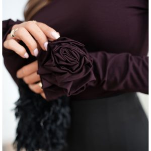 Wiskozowa bluzka z różą na rękawie ELIJA - czekoladowa