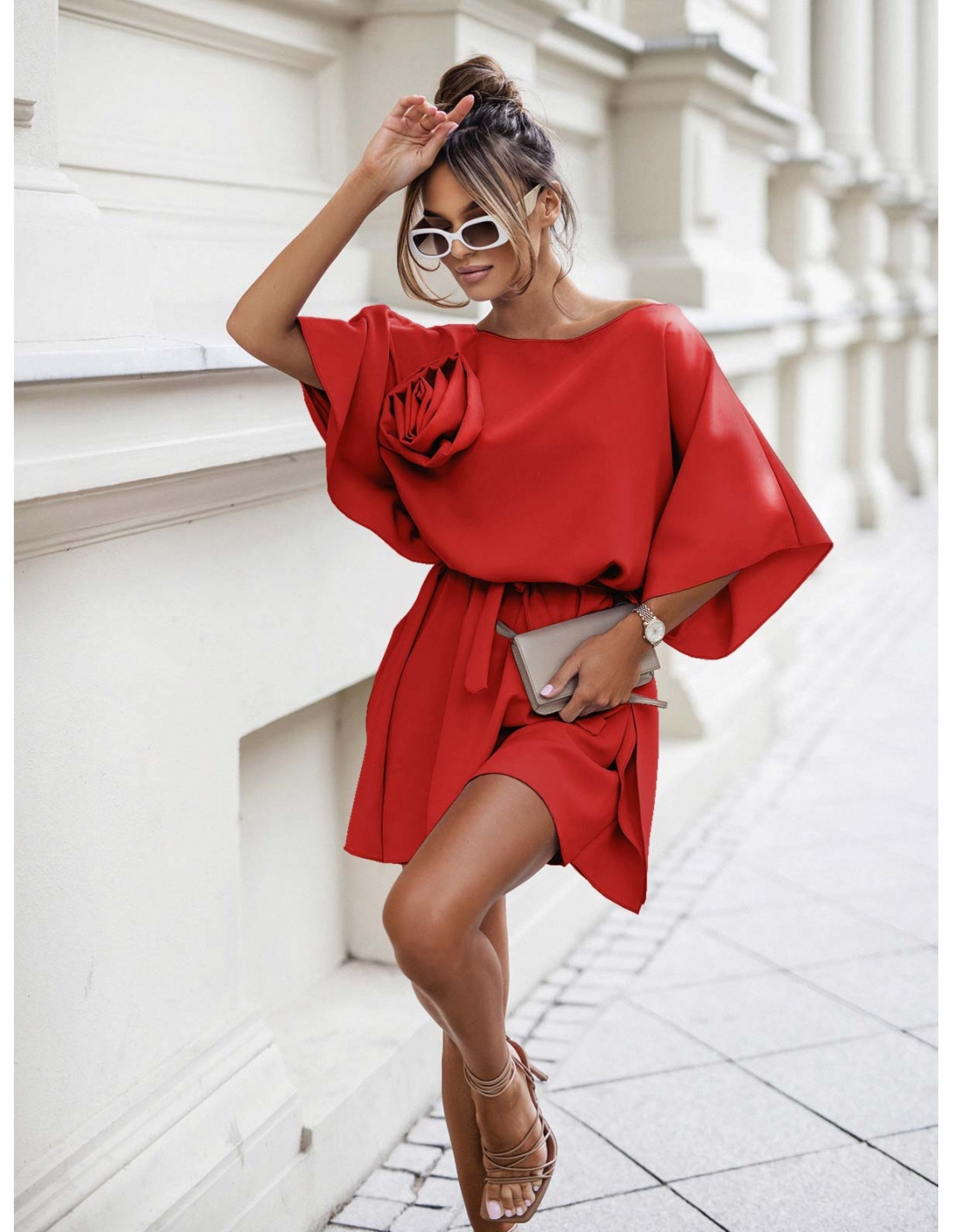 Kobieca sukienka nietoperz z różą BRIA - czerwona