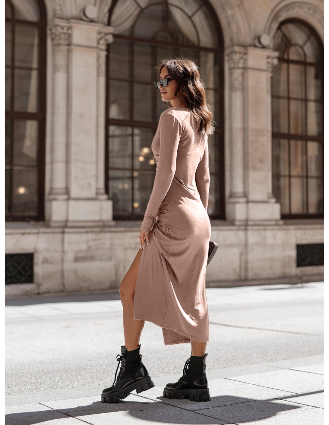 Kobieca sukienka midi z wiskozy HANAI - cappuccino