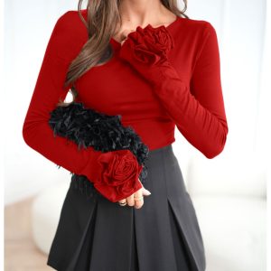 Wiskozowa bluzka z różą na rękawie ELIJA - czerwona