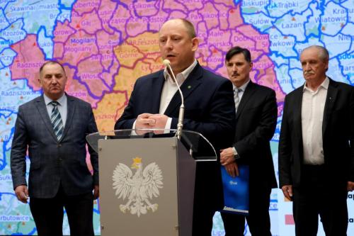 W Małopolskim Urzędzie Wojewódzkim w Krakowie odbył się briefing prasowy, podczas którego wojewoda małopolski Krzysztof Jan Klęczar, małopolski wojewódzki inspektor weterynarii Lech Pankiewicz, jego zastępca Grzegorz Kawiecki oraz pełnomocnik wojewody małopolskiego ds. rolnictwa Ryszard Jędruch omówili szczegóły dotyczące pojawienia się ogniska ptasiej grypyw Małopolsce.