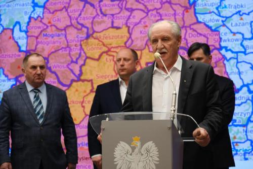 W Małopolskim Urzędzie Wojewódzkim w Krakowie odbył się briefing prasowy, podczas którego wojewoda małopolski Krzysztof Jan Klęczar, małopolski wojewódzki inspektor weterynarii Lech Pankiewicz, jego zastępca Grzegorz Kawiecki oraz pełnomocnik wojewody małopolskiego ds. rolnictwa Ryszard Jędruch omówili szczegóły dotyczące pojawienia się ogniska ptasiej grypyw Małopolsce.