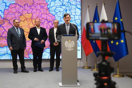 W Małopolskim Urzędzie Wojewódzkim w Krakowie odbył się briefing prasowy, podczas którego wojewoda małopolski Krzysztof Jan Klęczar, małopolski wojewódzki inspektor weterynarii Lech Pankiewicz, jego zastępca Grzegorz Kawiecki oraz pełnomocnik wojewody małopolskiego ds. rolnictwa Ryszard Jędruch omówili szczegóły dotyczące pojawienia się ogniska ptasiej grypyw Małopolsce.