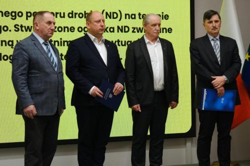 W Małopolskim Urzędzie Wojewódzkim w Krakowie odbył się briefing prasowy, podczas którego wojewoda małopolski Krzysztof Jan Klęczar, małopolski wojewódzki inspektor weterynarii Lech Pankiewicz, jego zastępca Grzegorz Kawiecki oraz pełnomocnik wojewody małopolskiego ds. rolnictwa Ryszard Jędruch omówili szczegóły dotyczące pojawienia się ogniska ptasiej grypyw Małopolsce.