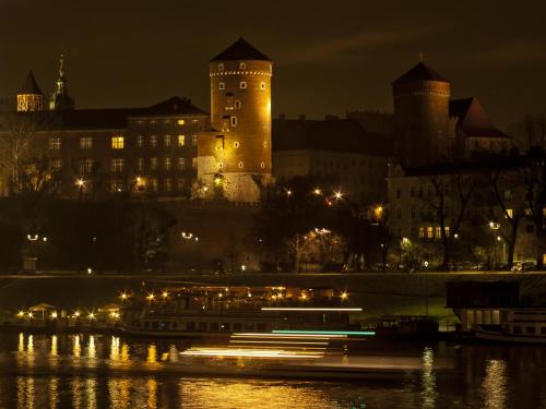 Zamek w Krakowie nocą. Fot. Daniel Dudka